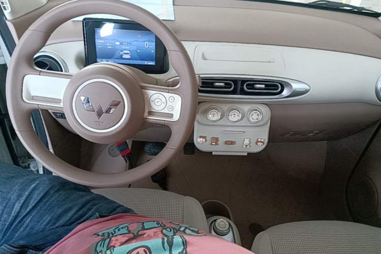 Used Wuling Hongguang MINIEV 2025 Four-Door Version Advanced Edition Center Console