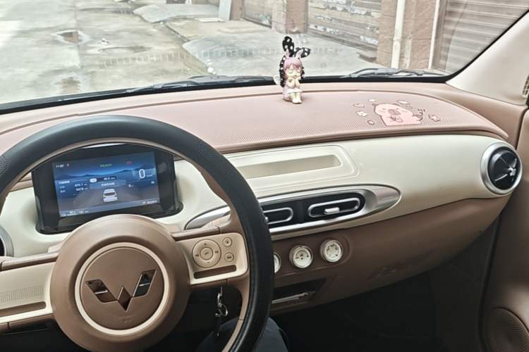 Used Wuling Hongguang MINIEV 2025 Four-Door Version Advanced Edition Center Console