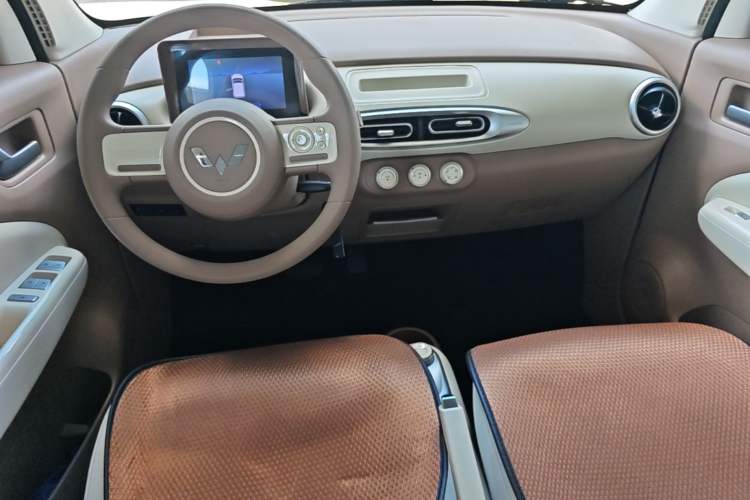 Used Wuling Hongguang MINIEV 2025 Four-Door Version Advanced Edition Center Console