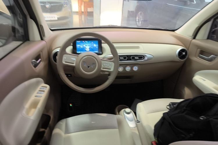 Used Wuling Hongguang MINIEV 2025 Four-Door Version Advanced Edition Center Console