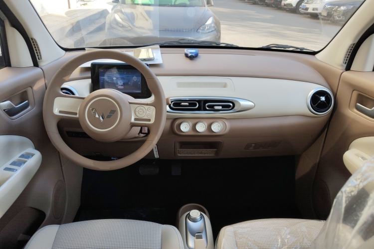 Used Wuling Hongguang MINIEV 2025 Four-Door Version Advanced Edition Center Console