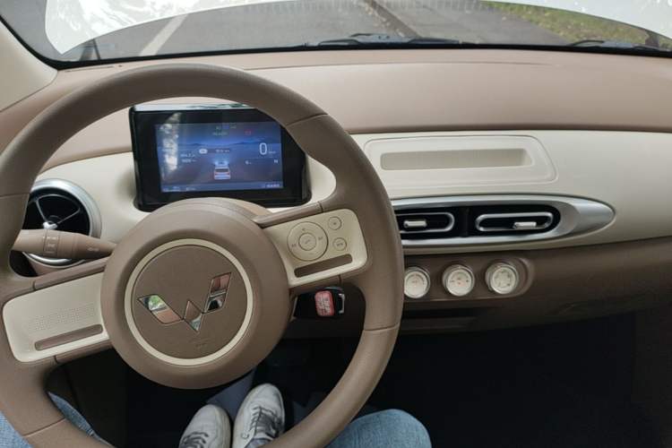 Used Wuling Hongguang MINIEV 2025 Four-Door Version Advanced Edition Center Console