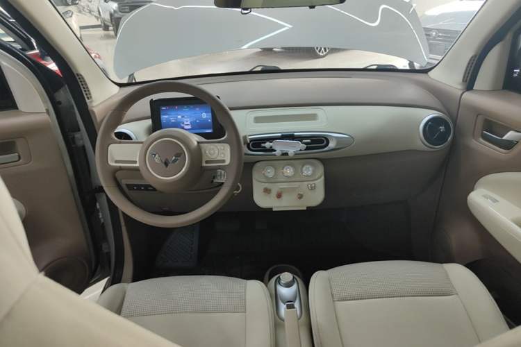 Used Wuling Hongguang MINIEV 2025 Four-Door Version Advanced Edition Center Console