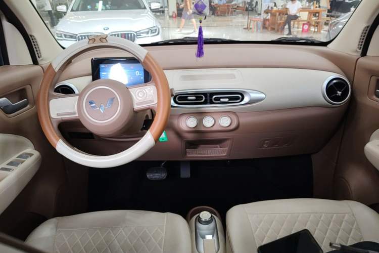 Used Wuling Hongguang MINIEV 2025 Four-Door Version Advanced Edition Center Console