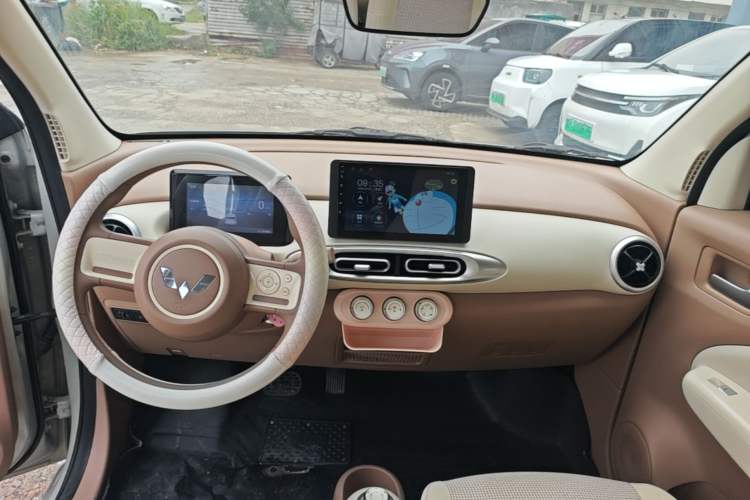 Used Wuling Hongguang MINIEV 2025 Four-Door Version Advanced Edition Center Console