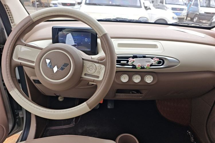 Used Wuling Hongguang MINIEV 2025 Four-Door Version Advanced Edition Center Console