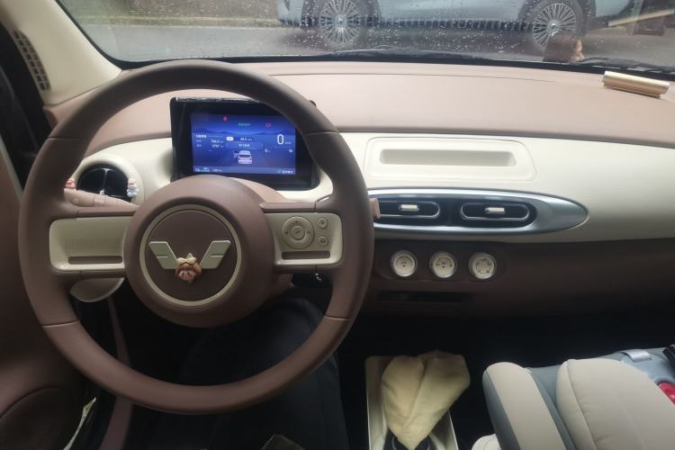 Used Wuling Hongguang MINIEV 2025 Four-Door Version Premium Edition Center Console