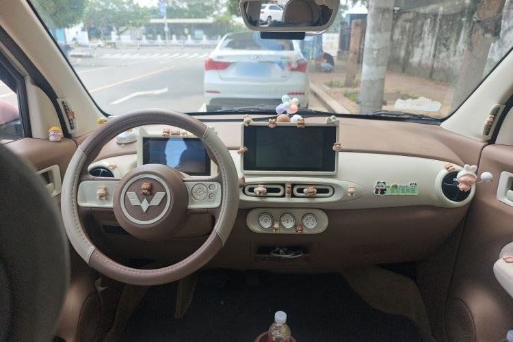 Used Wuling Hongguang MINIEV 2025 Four-Door Version Zhenxiang+ Edition Center Console