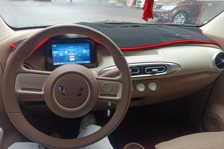 Used Wuling Hongguang MINIEV 2025 Four-Door Version Advanced Edition Center Console