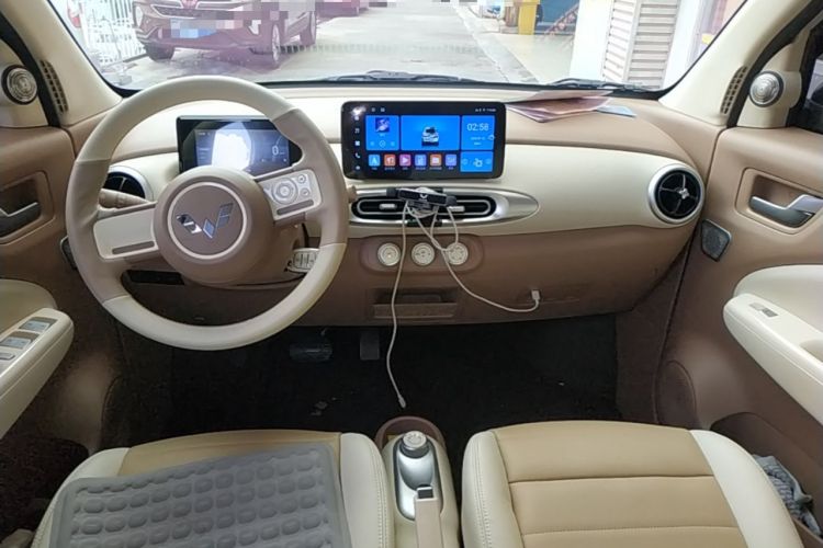 Used Wuling Hongguang MINIEV 2025 Four-Door Version Advanced Edition Center Console