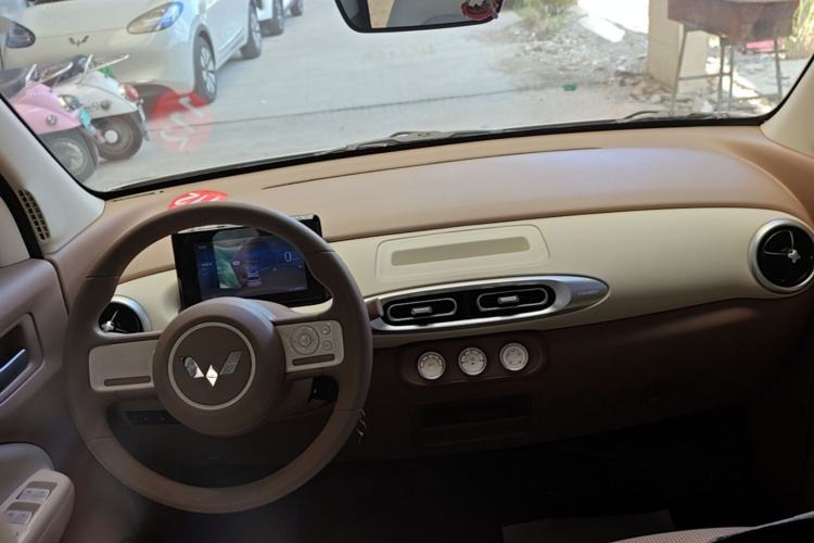 Used Wuling Hongguang MINIEV 2025 Four-Door Version Advanced Edition Center Console