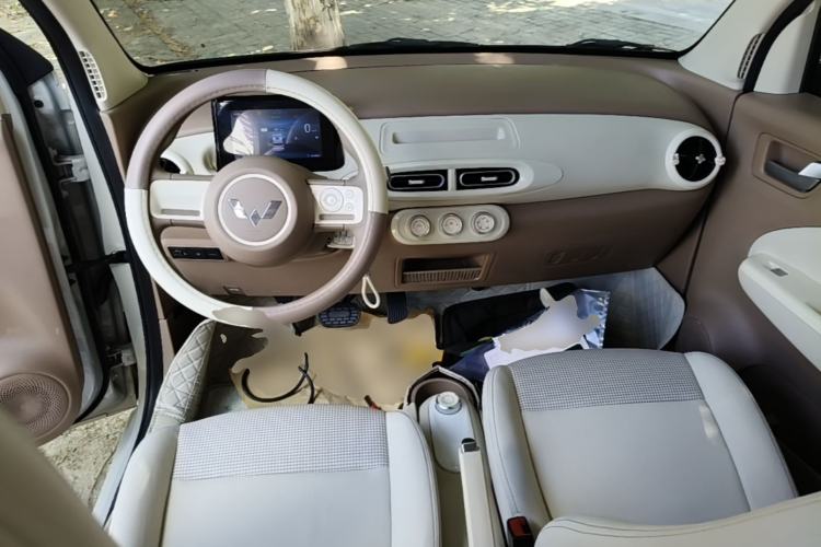 Used Wuling Hongguang MINIEV 2025 Four-Door Version Advanced Edition Center Console