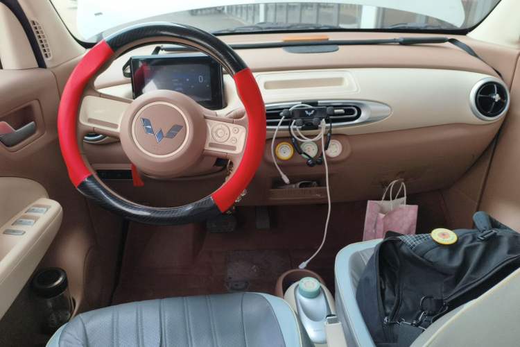 Used Wuling Hongguang MINIEV 2025 Four-Door Version Advanced Edition Center Console