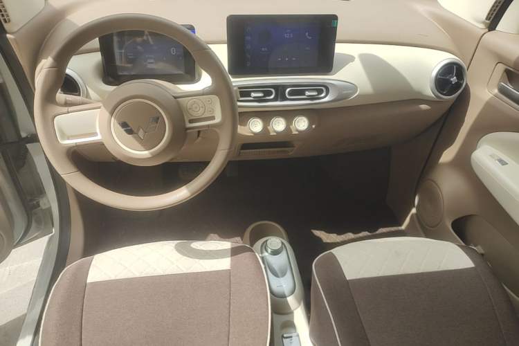 Used Wuling Hongguang MINIEV 2025 Four-Door Version Zhenxiang+ Edition Center Console