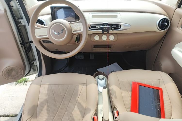 Used Wuling Hongguang MINIEV 2025 Four-Door Version Advanced Edition Center Console