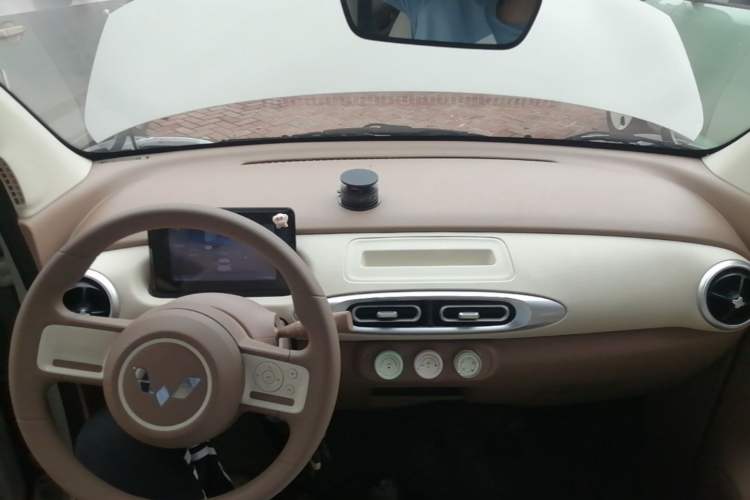 Used Wuling Hongguang MINIEV 2025 Four-Door Version Advanced Edition Center Console