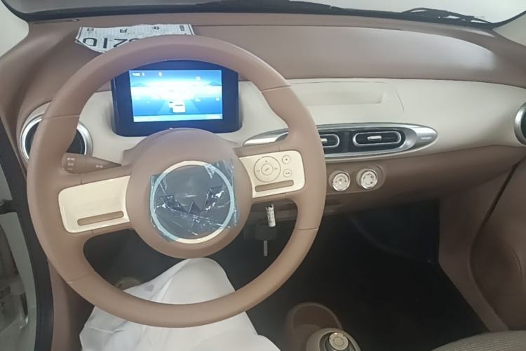 Used Wuling Hongguang MINIEV 2025 Four-Door Version Advanced Edition Center Console