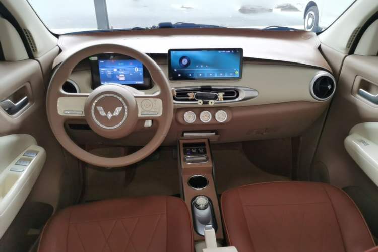 Used Wuling Hongguang MINIEV 2025 Four-Door Version Advanced Edition Center Console