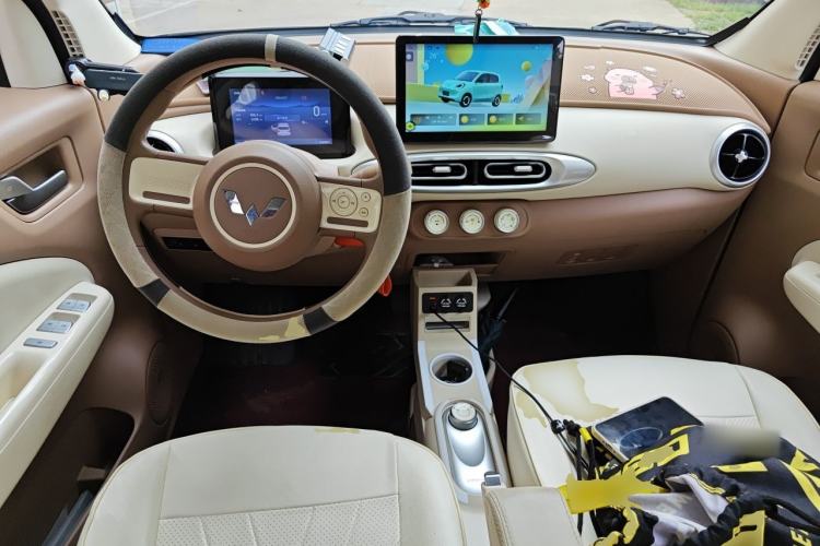Used Wuling Hongguang MINIEV 2025 Four-Door Version Advanced Edition Center Console