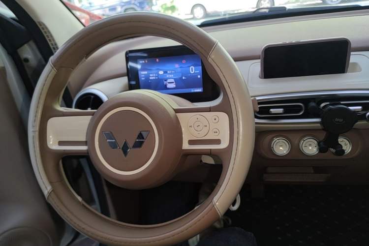 Used Wuling Hongguang MINIEV 2025 Four-Door Version Advanced Edition Center Console