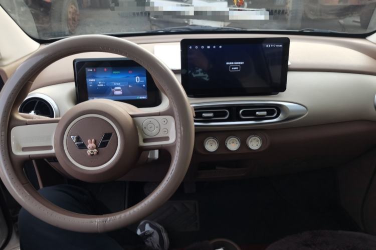 Used Wuling Hongguang MINIEV 2025 Four-Door Version Advanced Edition Center Console