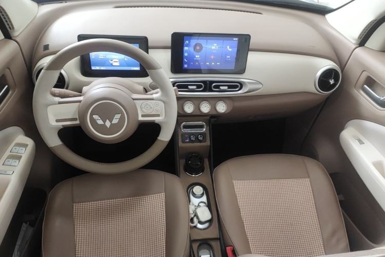 Used Wuling Hongguang MINIEV 2025 Four-Door Version Zhenxiang+ Edition Center Console