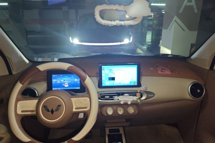 Used Wuling Hongguang MINIEV 2025 Four-Door Version Advanced Edition Center Console