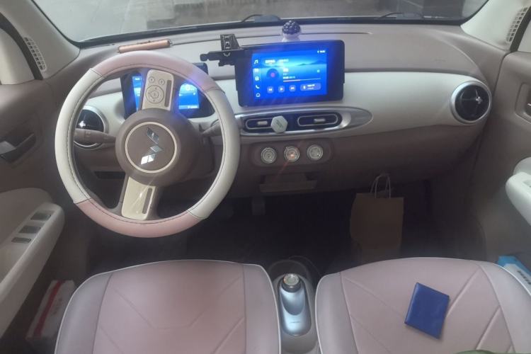 Used Wuling Hongguang MINIEV 2025 Four-Door Version Zhenxiang+ Edition Center Console