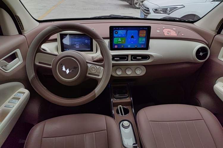 Used Wuling Hongguang MINIEV 2025 Four-Door Version Advanced Edition Center Console