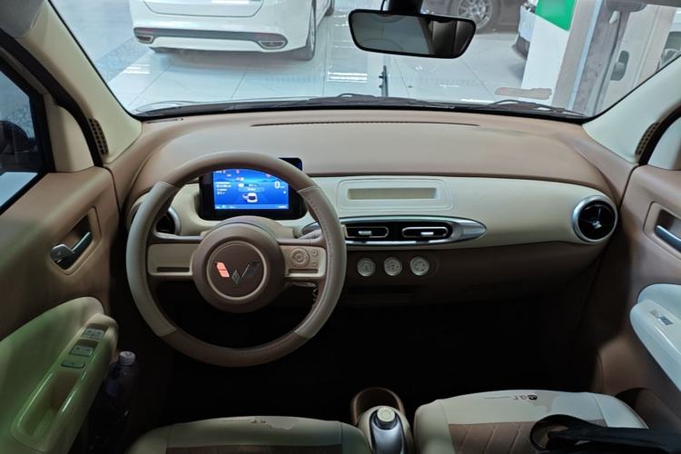 Used Wuling Hongguang MINIEV 2025 Four-Door Version 301km Zhenxiang+ Model Center Console