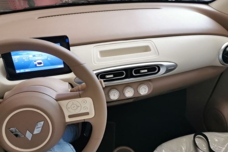 Used Wuling Hongguang MINIEV 2025 Four-Door Version Advanced Edition Center Console