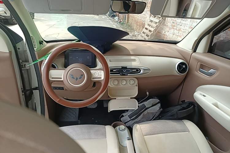 Used Wuling Hongguang MINIEV 2025 Four-Door Version Advanced Edition Center Console