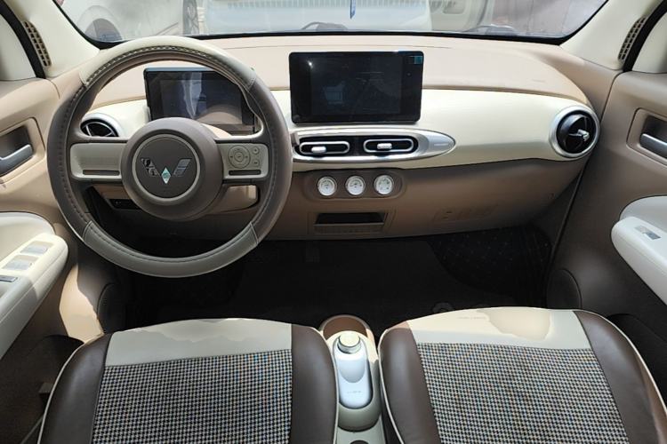 Used Wuling Hongguang MINIEV 2025 Four-Door Version Zhenxiang+ Edition Center Console