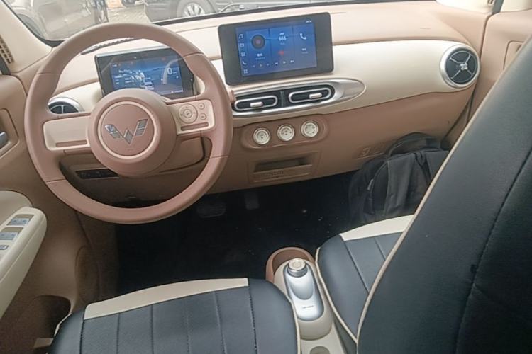 Used Wuling Hongguang MINIEV 2025 Four-Door Version Zhenxiang+ Edition Center Console