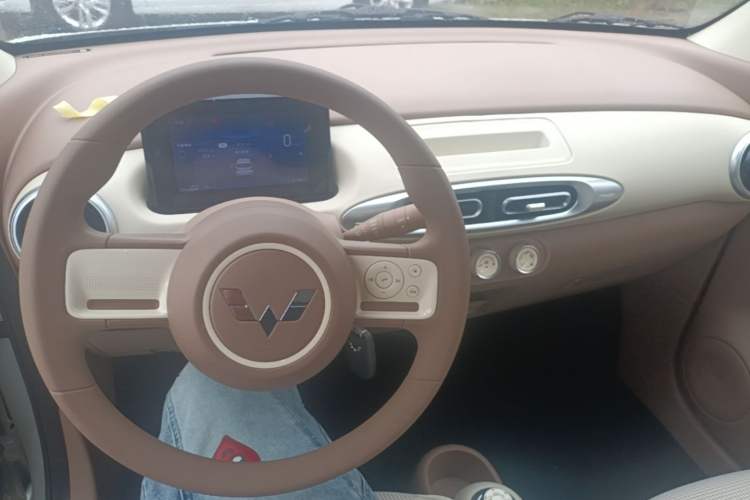 Used Wuling Hongguang MINIEV 2025 Four-Door Version Advanced Edition Center Console