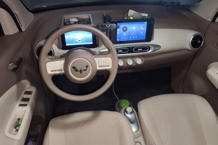 Used Wuling Hongguang MINIEV 2025 Four-Door Version Zhenxiang+ Edition Center Console