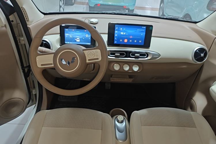 Used Wuling Hongguang MINIEV 2025 Four-Door Version Zhenxiang+ Edition Center Console