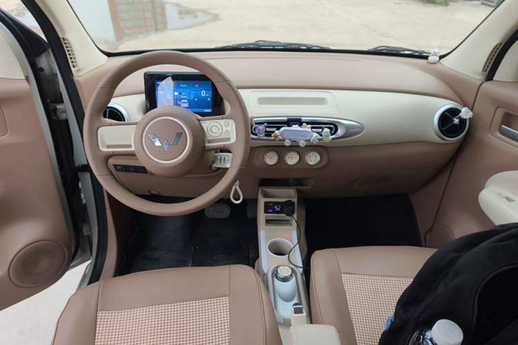 Used Wuling Hongguang MINIEV 2025 Four-Door Version Advanced Edition Center Console