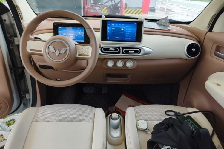 Used Wuling Hongguang MINIEV 2025 Four-Door Version Zhenxiang+ Edition Center Console