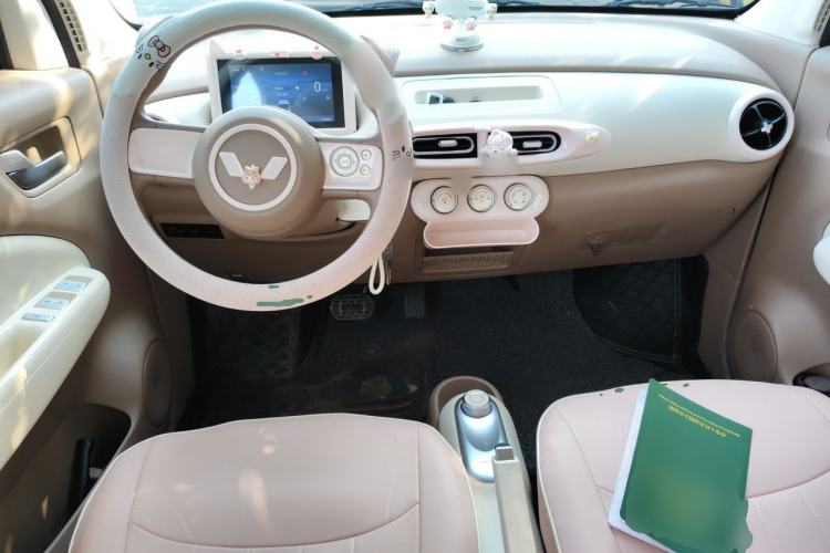 Used Wuling Hongguang MINIEV 2025 Four-Door Version Advanced Edition Center Console