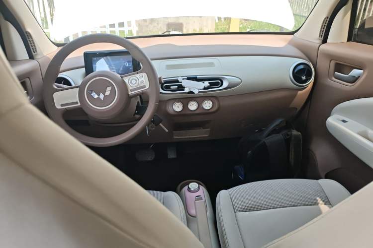 Used Wuling Hongguang MINIEV 2025 Four-Door Version Advanced Edition Center Console