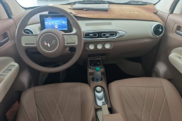 Used Wuling Hongguang MINIEV 2025 Four-Door Version Advanced Edition Center Console