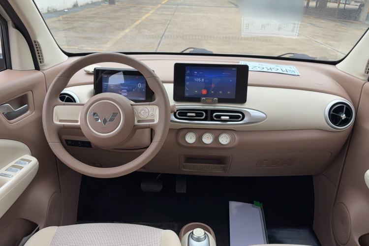 Used Wuling Hongguang MINIEV 2025 Four-Door Version Zhenxiang+ Edition Center Console