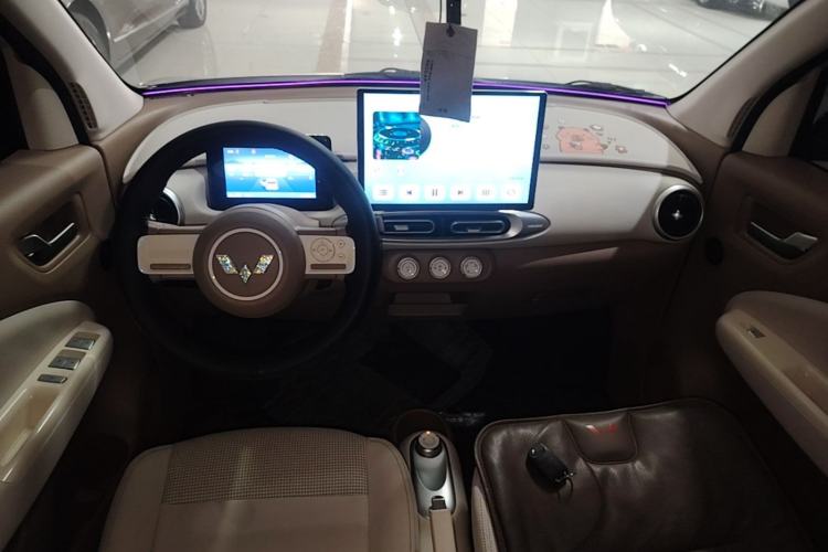Used Wuling Hongguang MINIEV 2025 Four-Door Version Advanced Edition Center Console