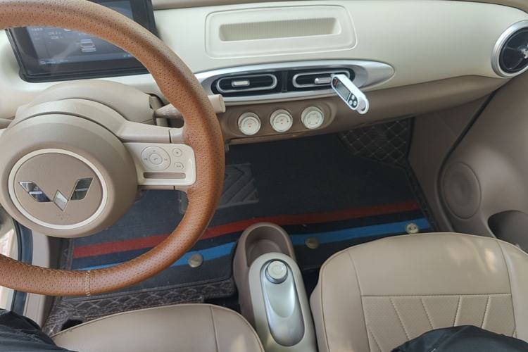Used Wuling Hongguang MINIEV 2025 Four-Door Version Advanced Edition Center Console