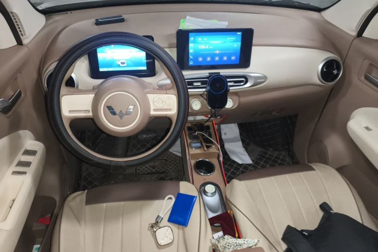 Used Wuling Hongguang MINIEV 2025 Four-Door Version Zhenxiang+ Edition Center Console