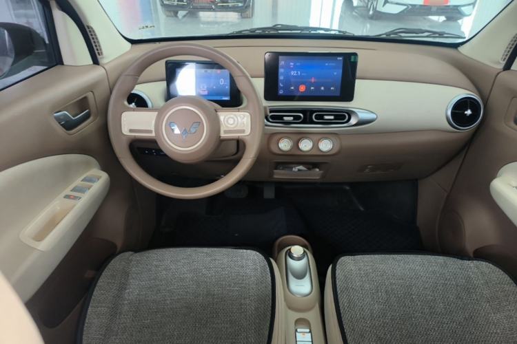 Used Wuling Hongguang MINIEV 2025 Four-Door Version Zhenxiang+ Edition Center Console