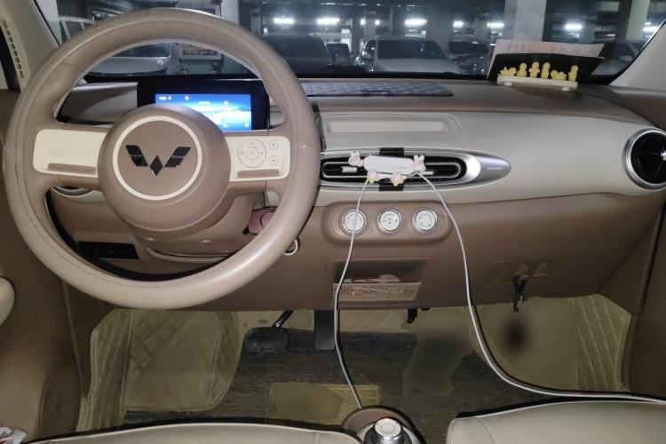 Used Wuling Hongguang MINIEV 2025 Four-Door Version Advanced Edition Center Console