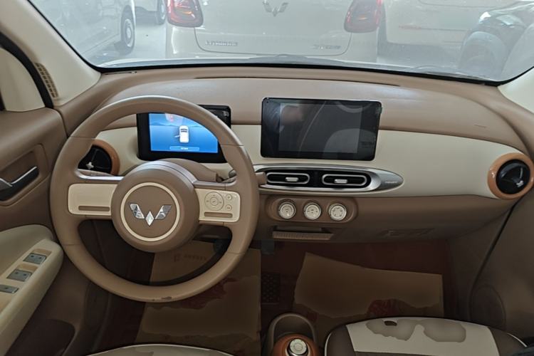 Used Wuling Hongguang MINIEV 2025 Four-Door Version Zhenxiang+ Edition Center Console