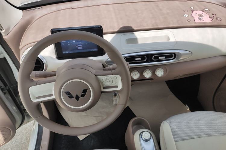 Used Wuling Hongguang MINIEV 2025 Four-Door Version Advanced Edition Center Console